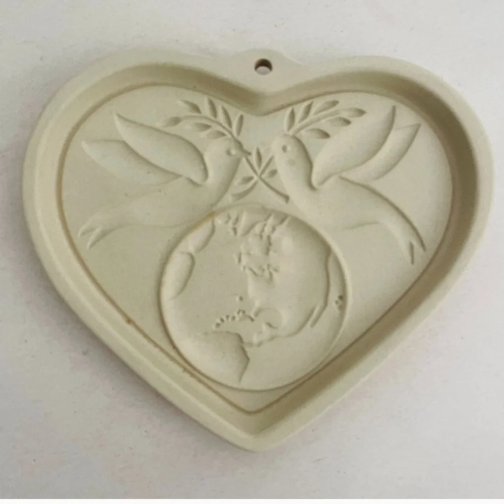 The Pampered Chef Prace on Earth Heart Cookie Mold